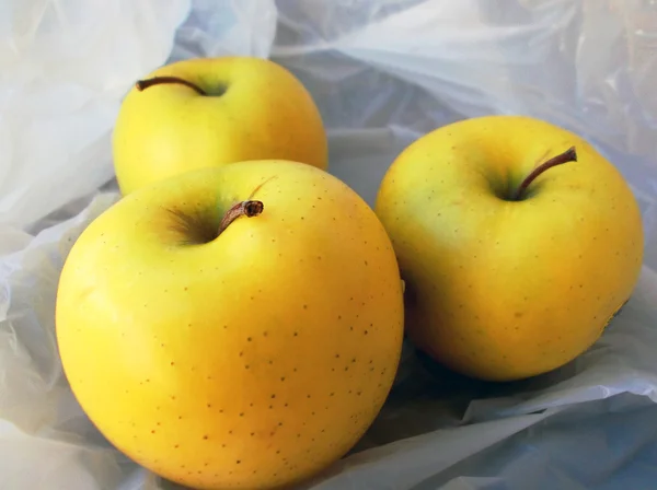 Drei gelbe Äpfel — Stockfoto