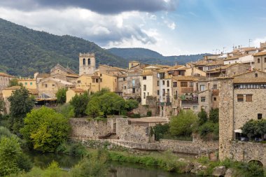İspanya, Besalu, nehir kıyısında bir ortaçağ müzesi, kale duvarı.. 