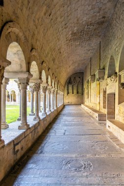 İspanya, Girona, Colonnade Katalonya 'nın Girona şehrindeki Bazilika' nın avlusunda 