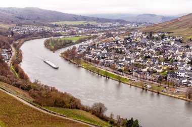 Bernkastel-Kues, Almanya, şehrin ve Moselle nehrinin kuş bakışı görüntüsü. Bernkastel-Kues, Almanya 'nın Moselle şehrinde bulunan ünlü bir şarap üretim merkezidir..