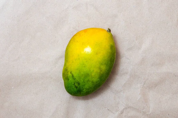 Ripe Green Yellow Mango Fruit Brown Craft Paper Top View — Stock Photo, Image