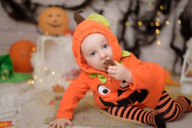 Cadılar Bayramı için bir kabak gibi giyinmiş çocuk