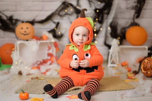 Child dressed as a pumpkin for Halloween — Stock Photo, Image