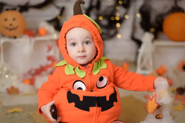 Niño vestido como una calabaza para Halloween —  Fotos de Stock