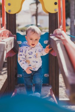 Mutlu çocuk parkta oynuyor.