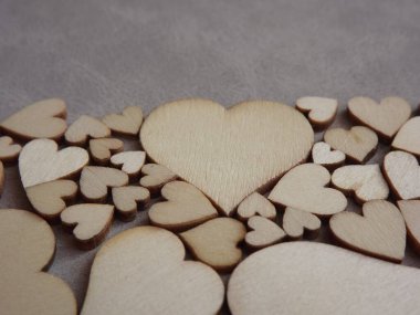Sevgililer Günü Gri süet arka planda kart ahşap kalpler selamlıyor
