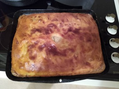 Mutfaktaki yemek tepsisinde hazır pişmiş kek.