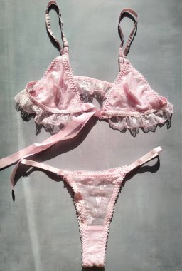 Gri arka planda pembe seksi erotik iç çamaşırı.