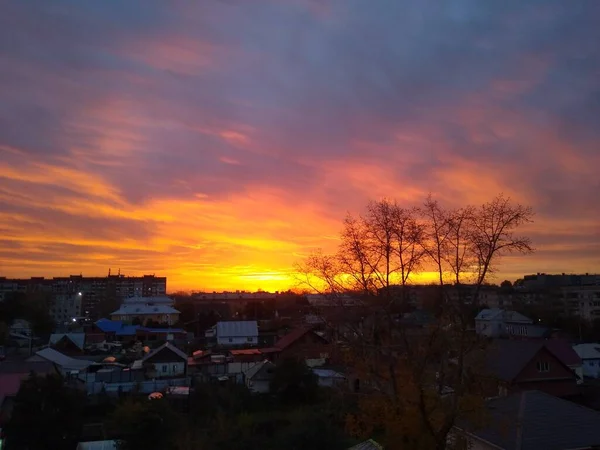 Vacker solnedgång i staden med tunga orange moln — Stockfoto