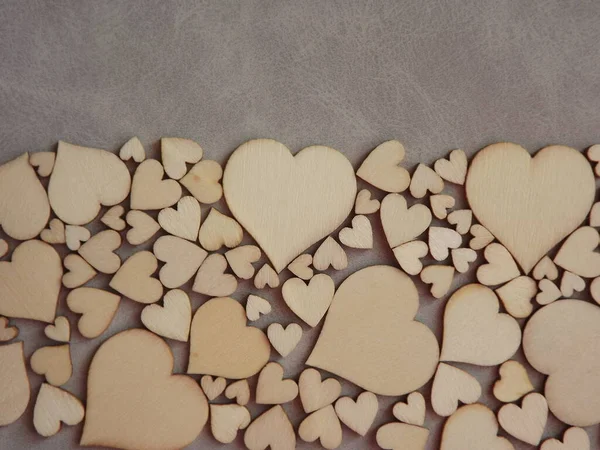 Saint Valentin cartes de voeux-coeurs en bois sur fond de daim gris — Photo