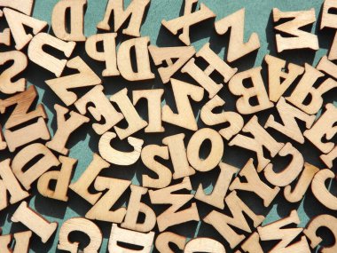 Alfabenin ahşap harfleri mavi bir arkaplanda ve metin için boşluk var