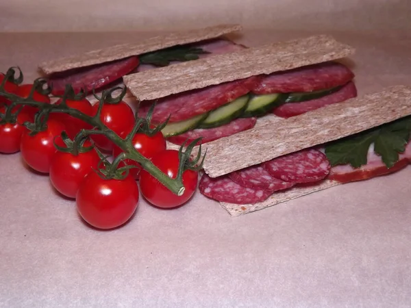 Farklı türde sosis ve sebzeli sandviç, hızlı atıştırma. — Stok fotoğraf