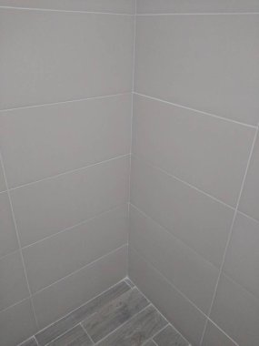 Odanın içinde iki duvar ve bir tavan var.