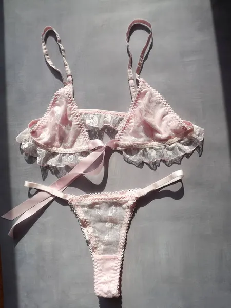 Roupa interior erótica sexy rosa definida em um fundo cinza — Fotografia de Stock