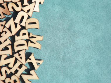 Alfabenin ahşap harfleri mavi bir arkaplanda ve metin için boşluk var