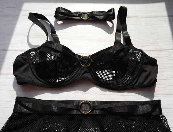 Zestaw bielizny w czarnej siateczce w stylu BDSM na jasnym tle — Zdjęcie stockowe