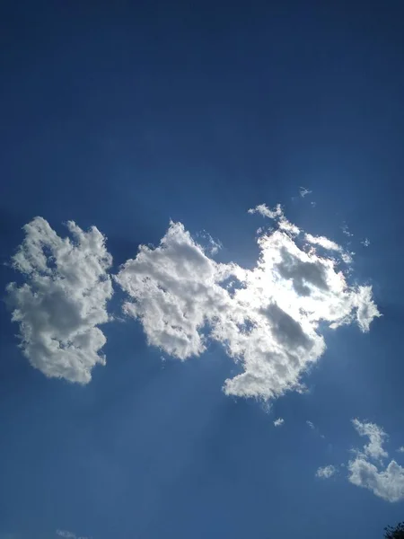 Matahari berada di belakang titik kecil di langit biru — Stok Foto