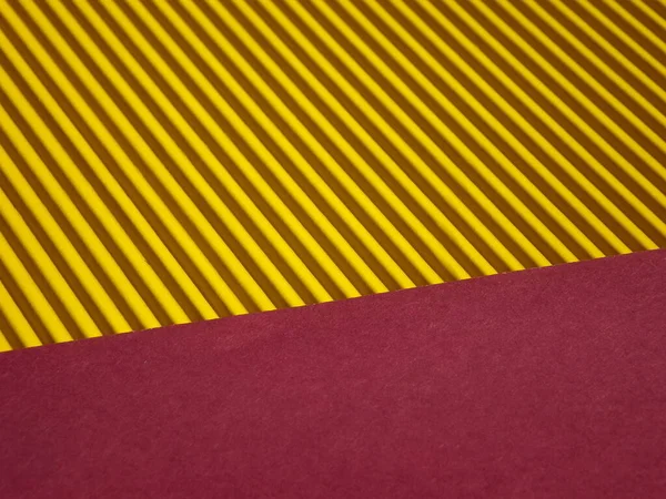 Pozadí skládající se ze dvou částí: žlutý vlnitý povrch a červená — Stock fotografie