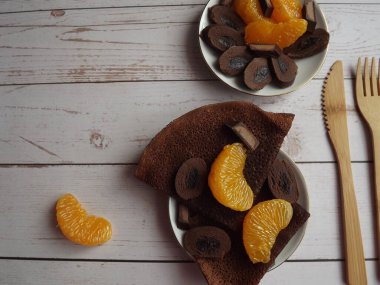 Çikolatalı krepli tatlı, mandalinalı çikolata.