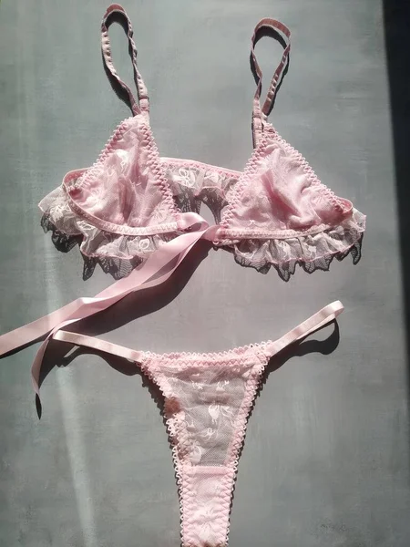 Roupa interior erótica sexy rosa definida em um fundo cinza — Fotografia de Stock