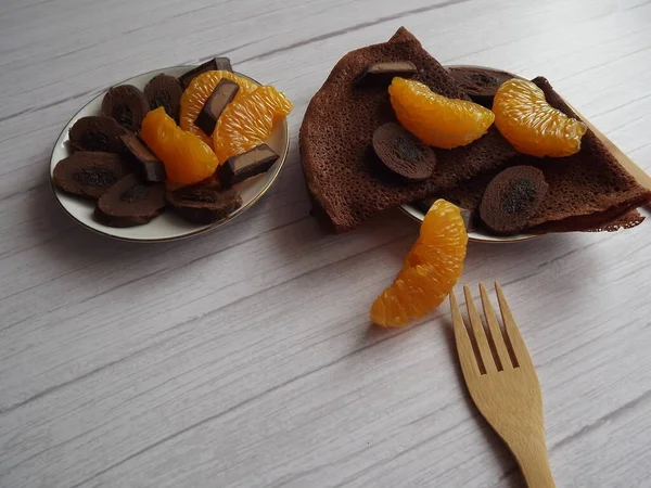 Efterrätt med chokladpannkakor, choklad med mandarinskivor — Stockfoto