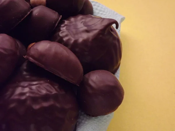 Caramelos de chocolate, malvaviscos, mermelada y varios frutos secos de cerca — Foto de Stock