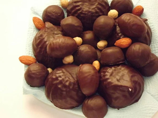 Csokoládé cukorka, mályvacukor, lekvár és különböző diófélék közelről — Stock Fotó