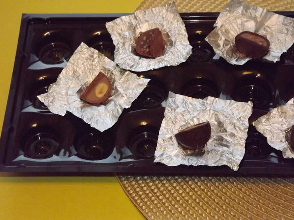 Gümüş ambalajlı, içinde farklı dolgular bulunan çikolatalar.