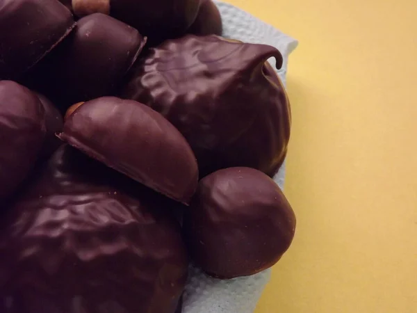 Шоколадные конфеты, зефир, мармелад и различные орехи крупным планом Стоковое Фото