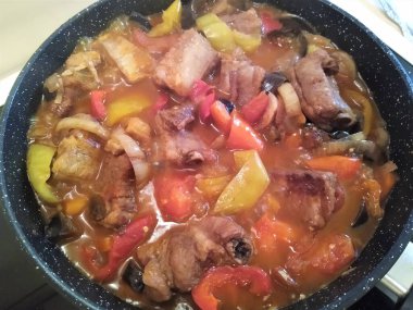 Et ve sebze pişirme süreci: soğan, havuç, biber, patlıcan.