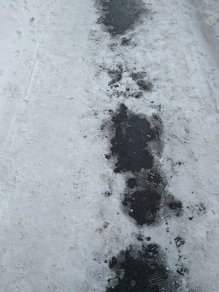 Sentier d'asphalte avec gros plan sur la neige fondue — Photo