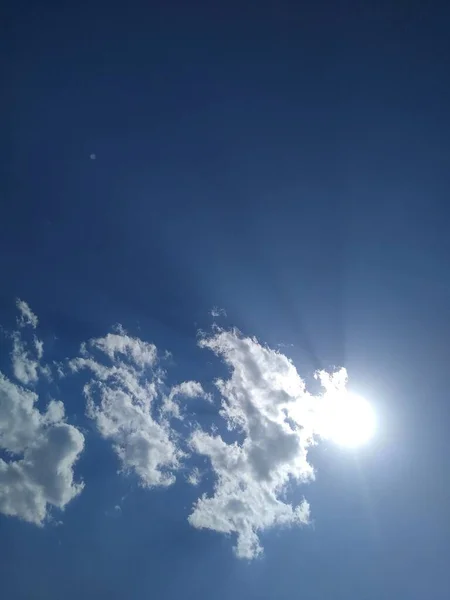 De zon staat achter een puntje aan de blauwe hemel — Stockfoto