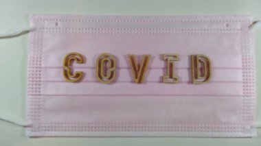 Mavi bir maskede tahta harflerle Kovin kelimesi.