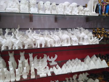 Mısır temalı çeşitli heykelciklerin olduğu hediyelik eşya dükkanında bir vitrin.