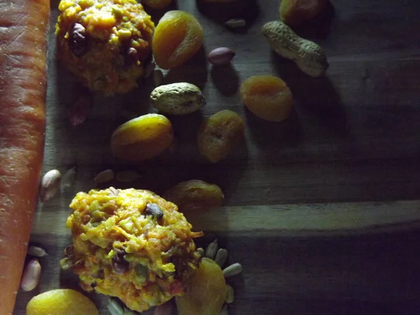Mrkvové dietní sušenky s mrkví, sušenými meruňky, arašídy a slunečnicovými semínky s prostorem pro text — Stock fotografie