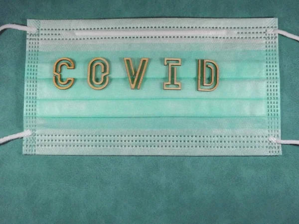 La parola covid variante omicron in lettere di legno sulla maschera — Foto Stock