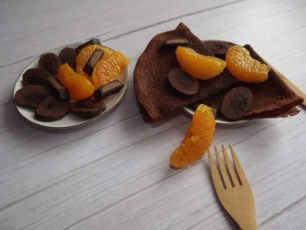 Efterrätt med chokladpannkakor, choklad med mandarinskivor — Stockfoto