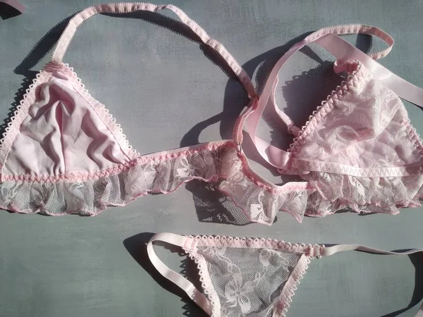 Rosa sexy ropa interior erótica conjunto sobre un fondo gris —  Fotos de Stock