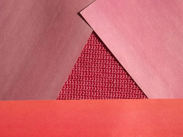 Arka plan olarak pembe, kırmızı renkli örülmüş kumaş.