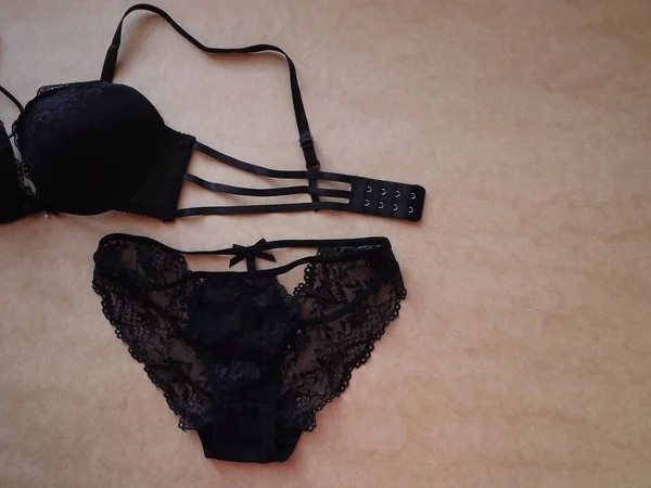 Siyah Seksi Kadın İç Çamaşırları Bej Arkaplanda