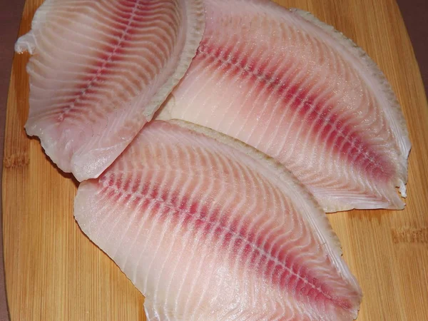 Čerstvé rybí filety s listovým salátem, proces vaření — Stock fotografie