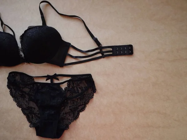 Preto Sexy Womens Underwear Set em fundo bege — Fotografia de Stock