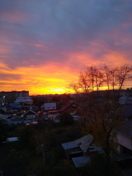 Gyönyörű naplemente a városban nehéz narancssárga felhők — Stock Fotó