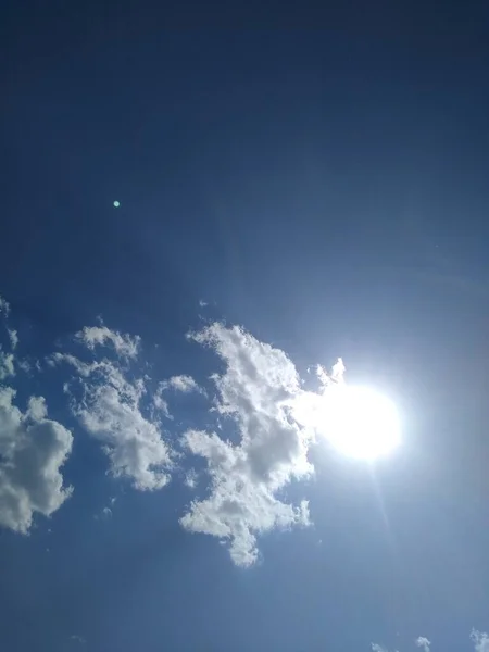 De zon staat achter een puntje aan de blauwe hemel — Stockfoto