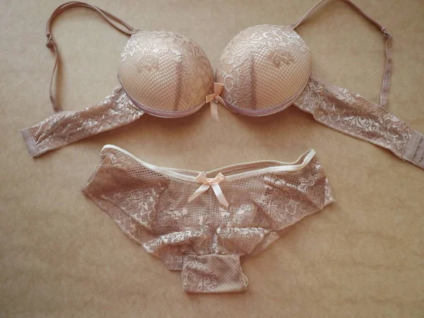 Bej rengi seksi kadın iç çamaşırları Bej arka planda
