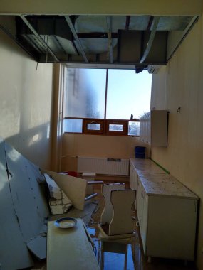 İç mekanda tadilat sırasında tavanda havalandırma borusu var.