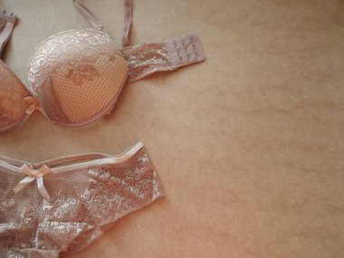 Bej rengi seksi kadın iç çamaşırları Bej arka planda
