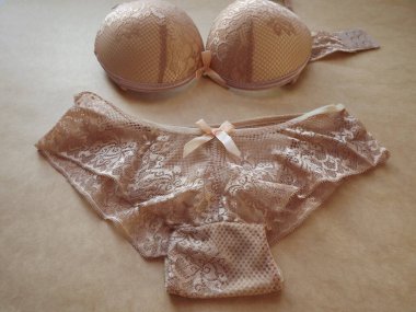 Bej rengi seksi kadın iç çamaşırları Bej arka planda