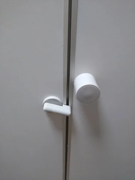 El pestillo en la puerta del inodoro es un primer plano de color blanco — Foto de Stock