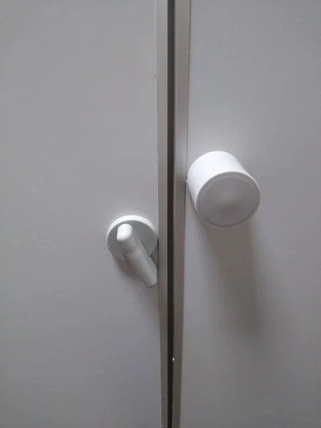A WC ajtaján lévő zár egy közeli kép a fehér színről. — Stock Fotó